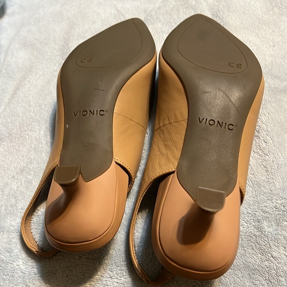 Vionic Ladies Sandals 6.5 Tan Kitten Heel Pointy Toe NWOT - Picture 7 of 7